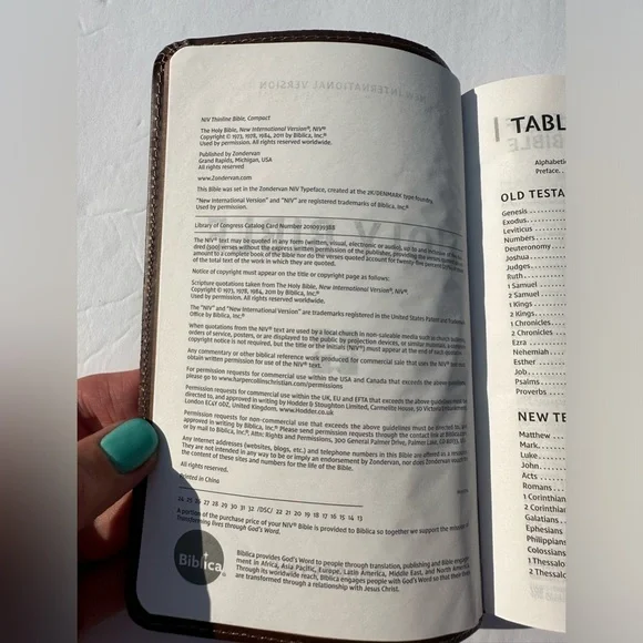 Holy Bible NIV Zondervan Two Toned Brown Leather Soft Cover 4.5” X 6.75” - Picture 6 of 8